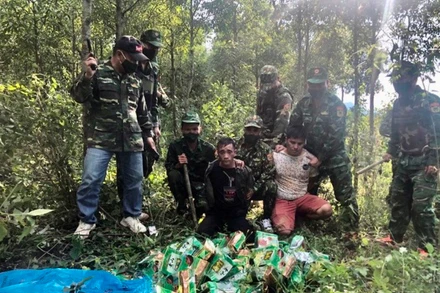 Các đối tượng vận chuyển, mua bán ma túy bị bắt giữ.