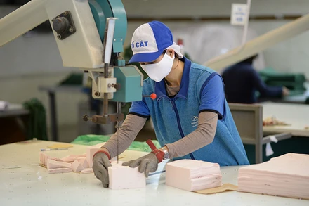 Khó khăn đang bủa vây doanh nghiệp dệt may.