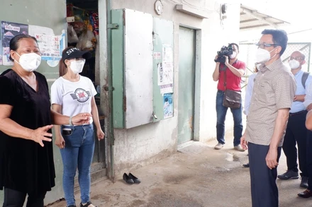 Phó Thủ tướng Vũ Đức Đam thăm hỏi công nhân đang ở trọ trong khu vực phong tỏa tại xã Đức Hòa Hạ, huyện Đức Hòa (Long An).