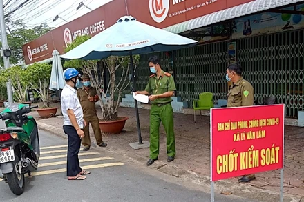 Lực lượng chốt phòng, chống dịch ấp Bà Điều (xã Lý Văn Lâm, TP Cà Mau) 2 lần hỗ trợ người dân lúc ốm đau, bệnh tật.