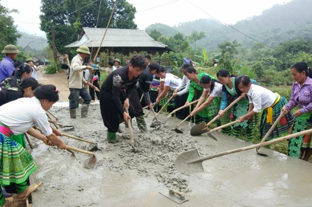 Làm đường giao thông nông thôn, xây dựng nông thôn mới tại cộng đồng dân tộc thiểu số. (Ảnh minh họa: TTXVN)