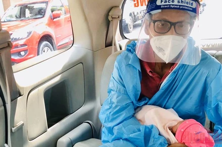 Vinh đón bé Nguyễn Huỳnh Thiên Lạc về trên xe của CLB “Chuyến xe nghĩa tình”.