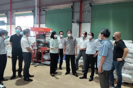 Phó Thủ tướng Lê Văn Thành cùng đoàn công tác kiểm tra tình hình dự trữ hàng hóa tại kho hàng lớn nhất của VinMart/VinMart+. 