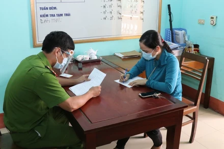 Chị Trần Thị Thủy tại cơ quan công an.