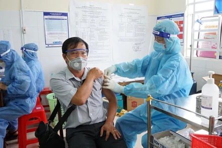 Tiêm chủng vaccine phòng Covid-19 trên địa bàn thành phố Thủ Dầu Một, tỉnh Bình Dương.