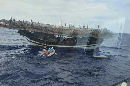  Tàu SAR 412 tiếp cận tàu QNa 91996 TS.