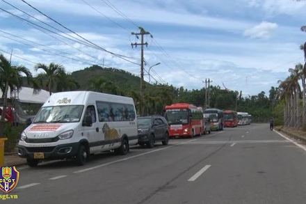 Hàng chục xe ô-tô khách mạo danh “chuyến xe 0 đồng” chở người dân từ các vùng dịch về quê sai quy định tại thị trấn Lăng Cô, tỉnh Thừa Thiên Huế. (Ảnh: Cục Cảnh sát giao thông)