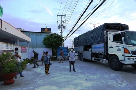 Lợi dụng “luồng xanh”, xe tải chở 6 người trái phép, bị lực lượng chức năng xử lý.