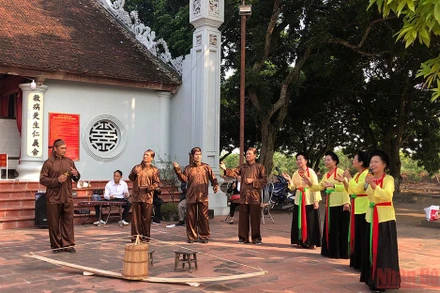 Các nghệ nhân trống quân Hưng Yên trình diễn phục vụ du khách.