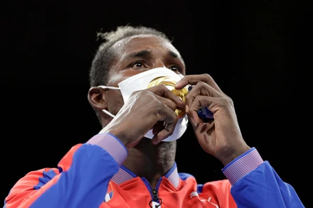 Julio Cesar La Cruz, võ sỹ quyền Anh Cuba giành huy chương Vàng hạng nặng. (Ảnh: Reuters)