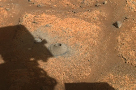 Hình ảnh do tàu thám hiểm Perseverance chụp ngày 6/8 cho thấy lỗ được khoan để chuẩn bị cho nỗ lực đầu tiên của sứ mệnh là thu thập mẫu đá từ sao Hỏa. (Nguồn: NASA).