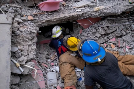 Lực lượng cứu hỏa Haiti tìm kiếm nạn nhân bị vùi lấp trong một khách sạn bị sập tại Les Cayes. (Ảnh: Reuters)