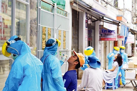 Lấy mẫu xét nghiệm SarS-CoV-2 diện rộng cho người dân Đà Nẵng. Ảnh ANH ĐÀO.