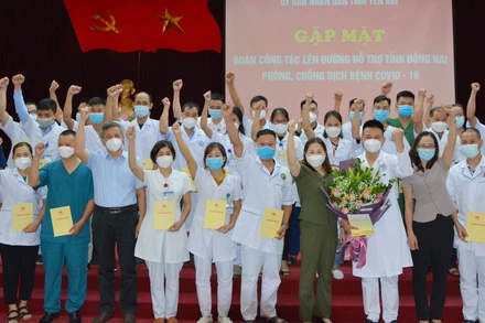 Phó Chủ tịch UBND tỉnh Yên Bái, Vũ Thị Hiền Hạnh động viên đoàn và cùng thể hiện quyết tâm phòng, chống dịch.