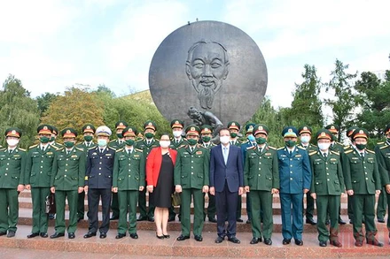 Trung tướng Phùng Sĩ Tấn, Đại sứ Đăng Minh Khôi cùng đoàn đại biểu tại tượng đài Chủ tịch Hồ Chí Minh ở Moskva (Liên bang Nga). Ảnh: THANH THỂ