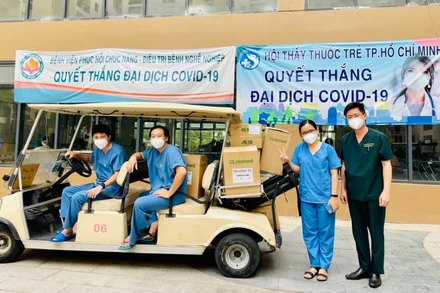 ThS, BS Nguyễn Văn Thành (thứ hai trái sang) trong lần nhận hàng tiếp viện. (Ảnh: Phạm Công Khánh).