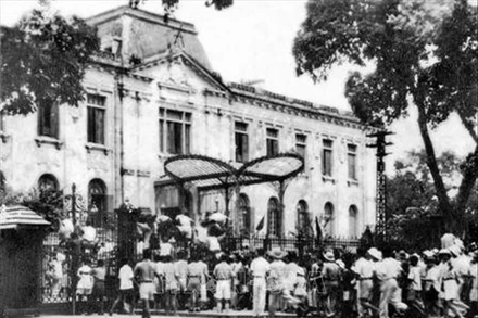 Quần chúng nhân dân Thủ đô đánh chiếm Bắc Bộ phủ, cơ quan đầu não của chính quyền tay sai Pháp ở Bắc Bộ, ngày 19/8/1945. (Ảnh: TTXVN)