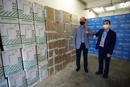 Tiến sĩ Kidong Park, Trưởng đại diện WHO và Thứ trưởng Trần Văn Thuấn tại lễ bàn giao vật tư y tế.