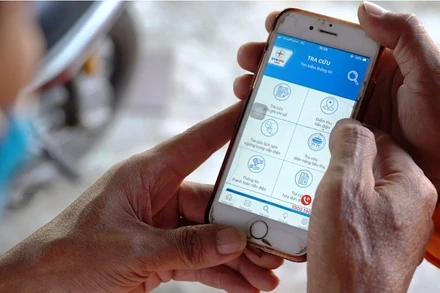 Tra cứu thông tin khách hàng bằng thiết bị thông minh cầm tay.