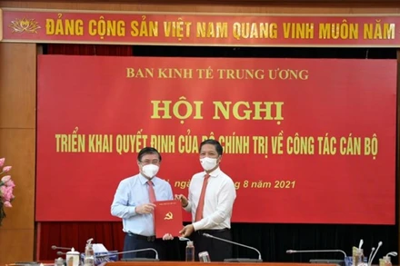 Đồng chí Trần Tuấn Anh, Ủy viên Bộ Chính trị, Trưởng Ban Kinh tế T.Ư trao Quyết định điều động, phân công giữ chức Phó Trưởng Ban Kinh tế T.Ư cho đồng chí Nguyễn Thành Phong.