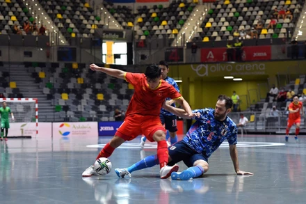 Vũ Đức Tùng đọ sức với cầu thủ gốc Brazil bên phía Nhật Bản. (Ảnh: VFF)