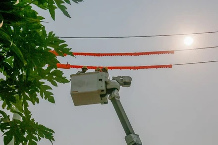 Điện lực Liên Chiểu sửa chữa nóng đường dây không cắt điện.