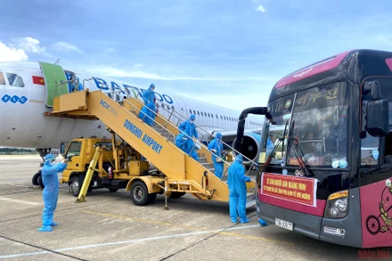 Các hành khách hạ cánh tại sân bay Đồng Hới.