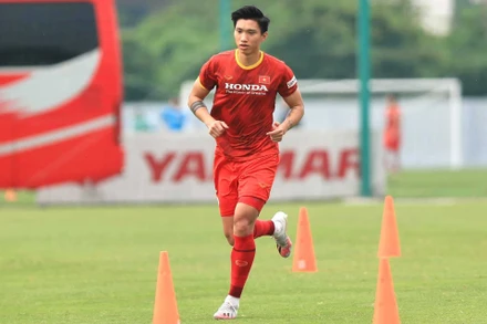 Đoàn Văn Hậu trở về CLB để tiếp tục điều trị hồi phục chấn thương. (Ảnh: HanoiFC)