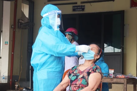 Nhu cầu lấy mẫu xét nghiệm nhanh ở các khu dân cư và doanh nghiệp Nghệ An ngày một tăng.