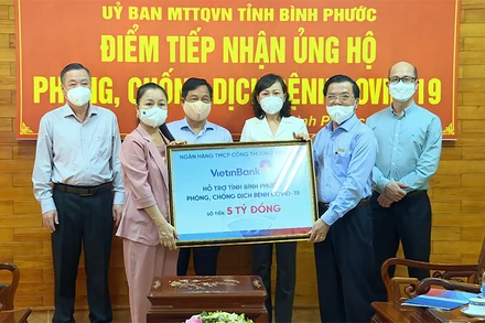 VietinBank trao ủng hộ 5 tỷ đồng hỗ trợ tỉnh Bình Phước phòng, chống dịch Covid-19.