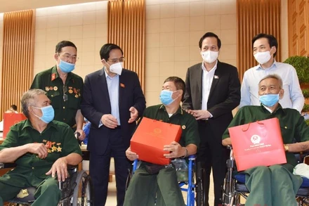 Thủ tướng Chính phủ Phạm Minh Chính gặp mặt các đại diện tiêu biểu người có công với cách mạng, thân nhân liệt sĩ nhân kỷ niệm 74 năm Ngày Thương binh - Liệt sĩ. (Ảnh: TRẦN HẢI).