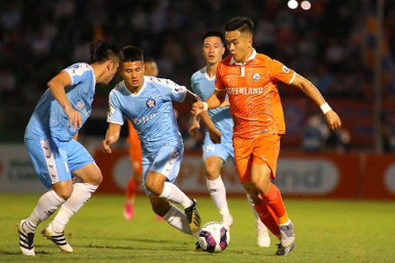 Trần Đình Kha (áo cam) lần đầu tiên được góp mặt trong danh sách tập trung của đội tuyển Việt Nam. (Ảnh: VFF)