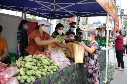 Những món quà thiết thực từ “Chợ 0 đồng” được người dân phấn khởi đón nhận.