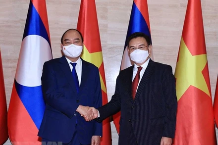 Chủ tịch nước Nguyễn Xuân Phúc hội kiến Chủ tịch Quốc hội Lào Saysomphone Phomvihane. (Ảnh: TTXVN)