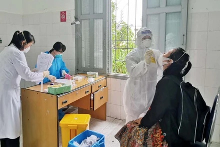Lấy mẫu xét nghiệm nhanh Covid-19 tại Trung tâm Kiểm soát bệnh tật tỉnh Lâm Đồng.
