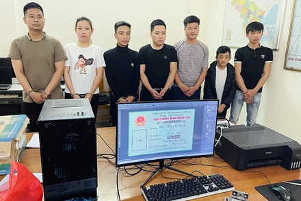 Các đối tượng làm giả giấy tờ cá nhân của người khác để vay tiền, chiếm đoạt tài sản của công ty tài chính bị Công an TP Thanh Hóa bắt giữ. Ảnh: Công an tỉnh Thanh Hóa 