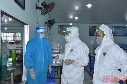 Bí thư Tỉnh uỷ Cà Mau kiểm tra phương án sản xuất “3 tại chỗ” của doanh nghiệp thuỷ sản ngày 28/8.