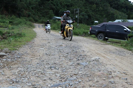 Tỉnh lộ 673 xuống cấp trầm trọng khiến cho việc đi lại, sản xuất kinh doanh của bà con nhân dân các xã Đăk Choong, Mường Hoong, Ngọc Linh hết sức khó khăn, vất vả.