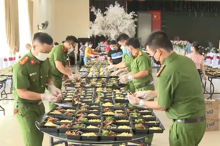 Công an tỉnh Thừa Thiên-Huế cùng nhau nấu hàng nghìn suất cơm gửi tặng người dân ở khu cách ly.