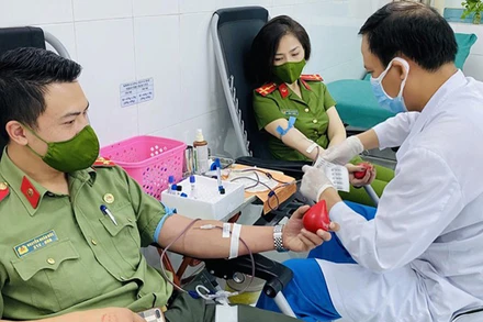 Các chiến sĩ trẻ thuộc Công an quận Tây Hồ hiến máu hỗ trợ đồng đội phẫu thuật ở bệnh viện Việt Đức.