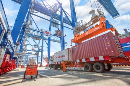 Bốc dỡ hàng hóa tại Cảng Cát Lái, TP Hồ Chí Minh.