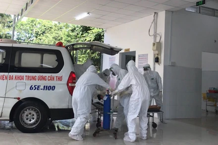 Tiếp nhận bệnh nhân Covid-19 nặng từ nơi khác chuyển đến điều trị tại trung tâm.
