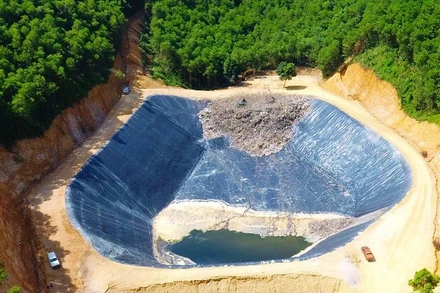 Hố rác có sức chứa hàng trăm nghìn tấn, khoét sâu trên đỉnh đồi Độc Lập, TP Hòa Bình.