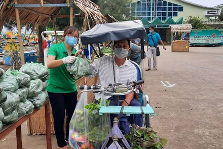 Ông Phan Văn Hùng nhận quà ở Gian hàng 0 đồng.