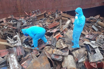 Cán bộ Chi cục Hải quan cửa khẩu cảng Vũng Áng tuân thủ quy trình phòng dịch khi thực thi nhiệm vụ tại những nơi tiềm ẩn nguy cơ xuất hiện dịch Covid-19