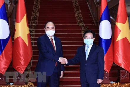 Chủ tịch nước Nguyễn Xuân Phúc hội kiến Thủ tướng Lào Phankham Viphavanh