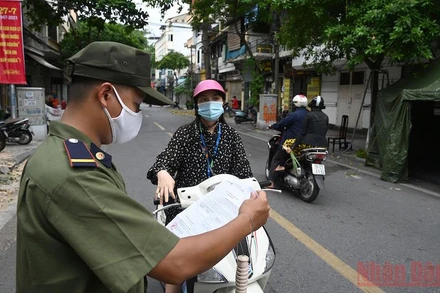 Kiểm tra giấy tờ tại chốt kiểm soát phường Hàng Mã. Ảnh: DUY LINH