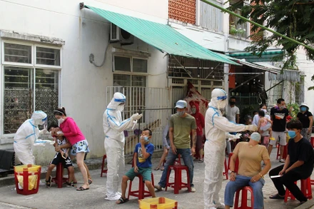 Đà Nẵng liên tục xét nghiêm tầm soát trong các khu phong tỏa để phát hiện sớm các trường hợp dương tính. 