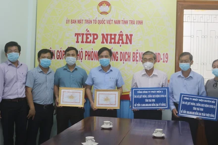 Ủy ban Mặt trận Tổ quốc Việt Nam tỉnh Trà Vinh tiếp nhận đóng góp cho quỹ phòng chống Covid-19.