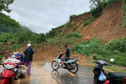 Điểm sạt lở gây ách tắc trên Quốc lộ 12.